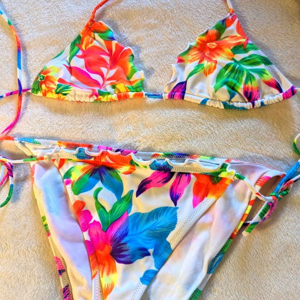 Ruffled Bikini      Cute